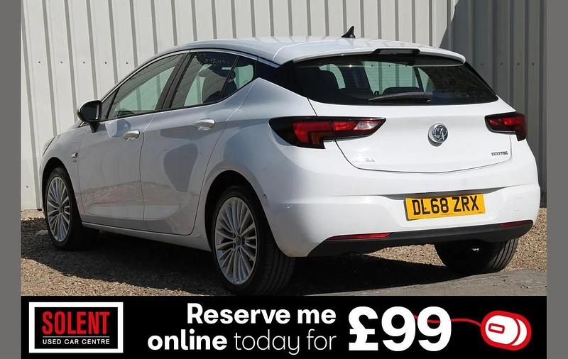 Used Vauxhall Astra Elite 105 HP (77 kW) 2018 White Hatchback