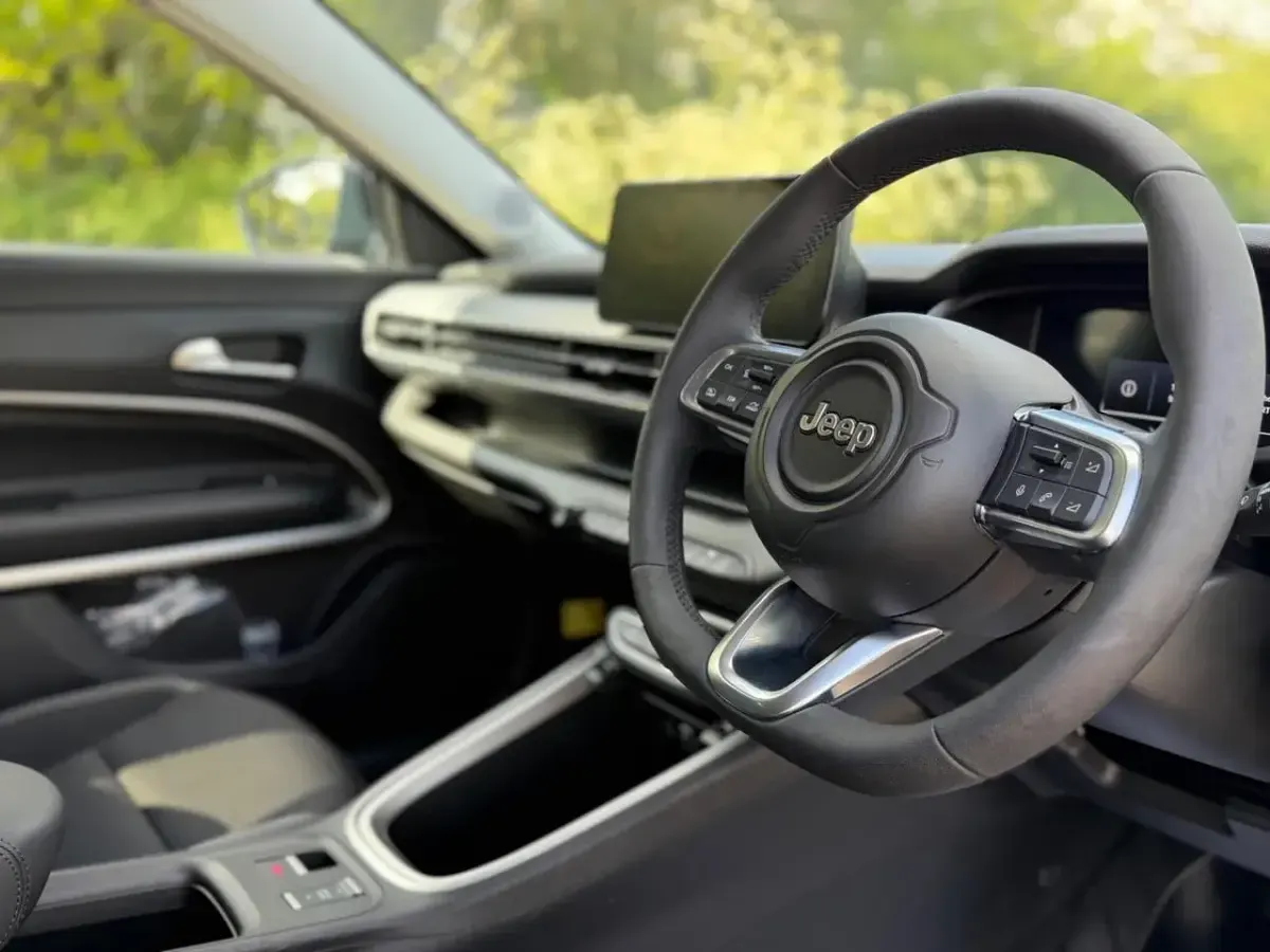 Begagnad Jeep Avenger EV Summit 114 kW (156 HK) 2025 Röd SUV