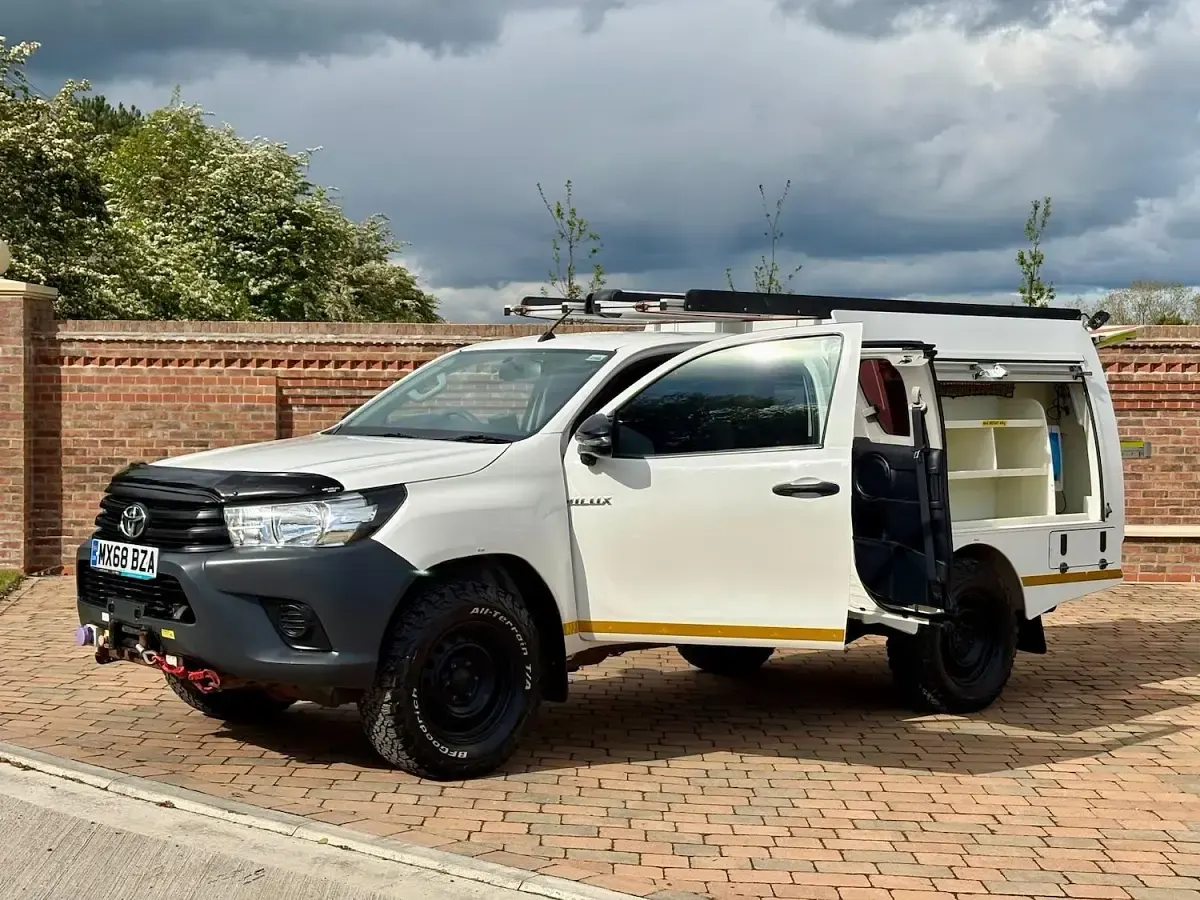 Used Toyota HiLux Active 150 HP (110 kW) 2018 White Pickup