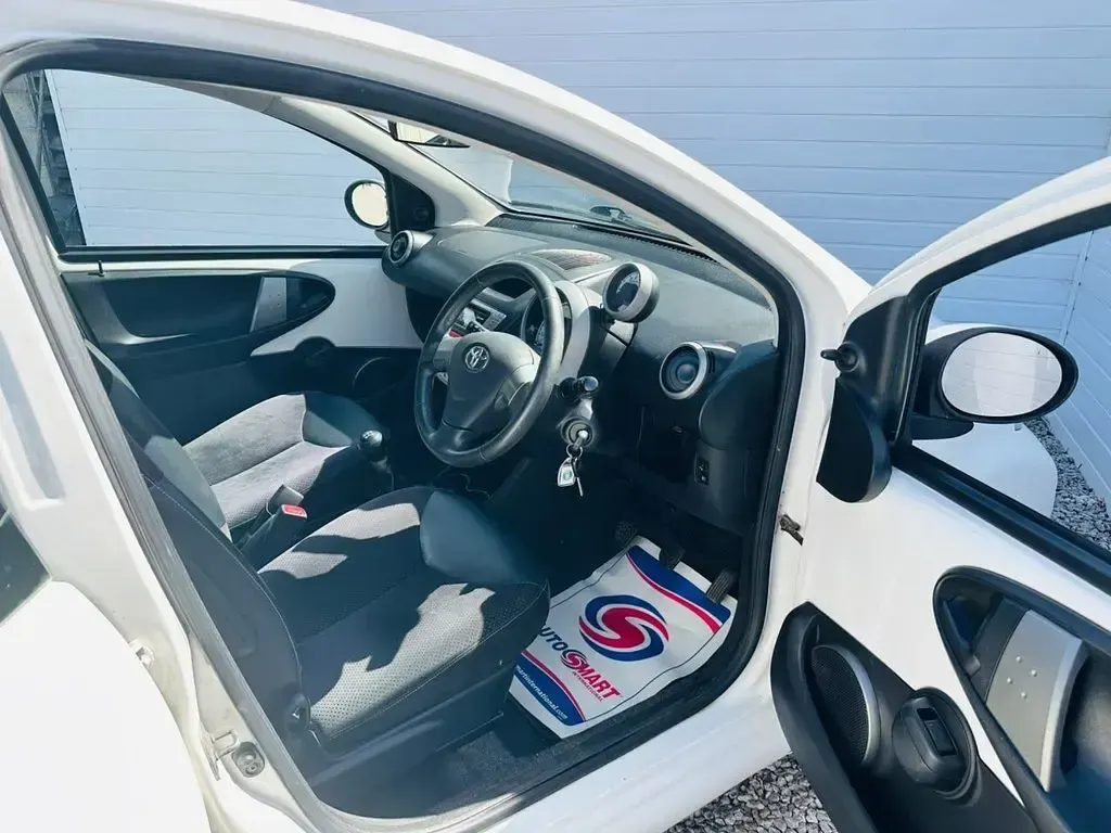 Used Toyota Aygo 68 HP (50 kW) 2012 White Hatchback