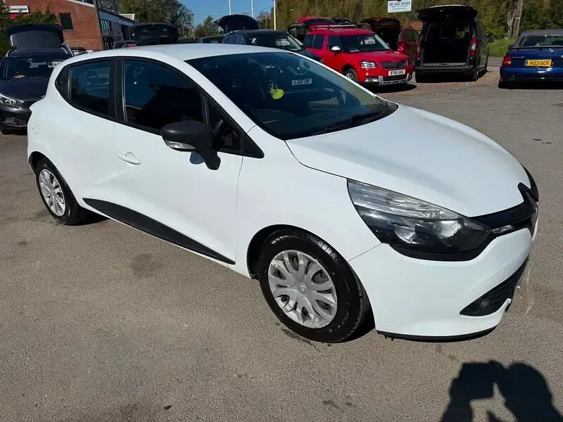 Used Renault Clio IV Expression 75 HP (55 kW) 2014 White Hatchback