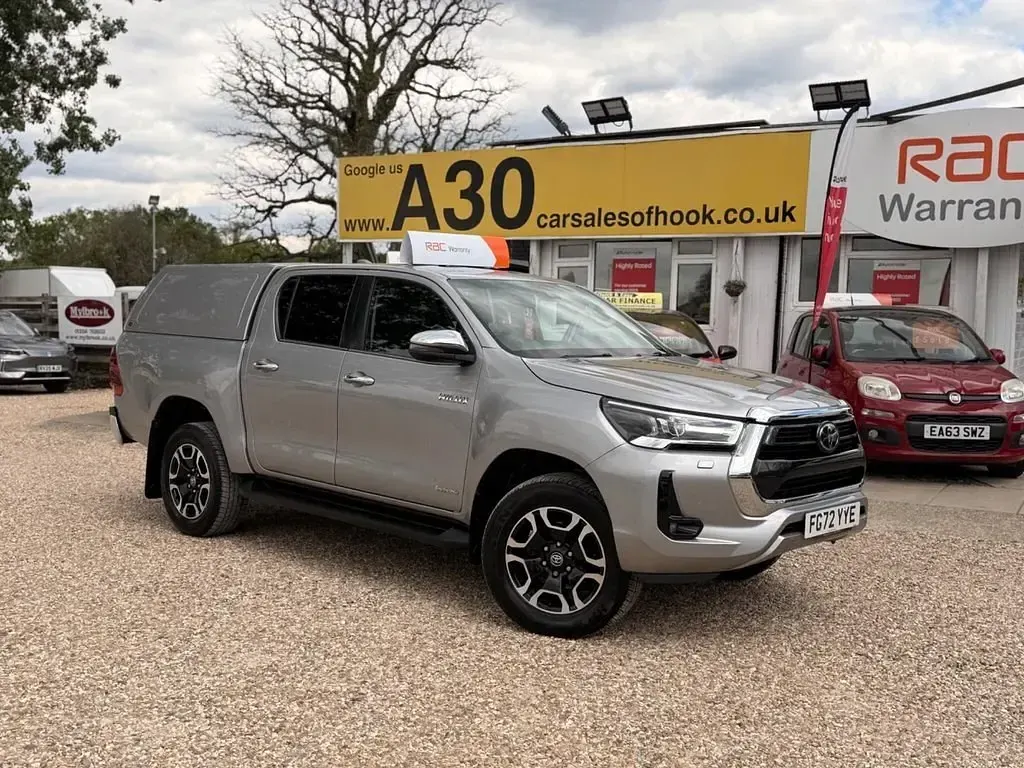 Usado Toyota HiLux 2023 Prateado Pickup