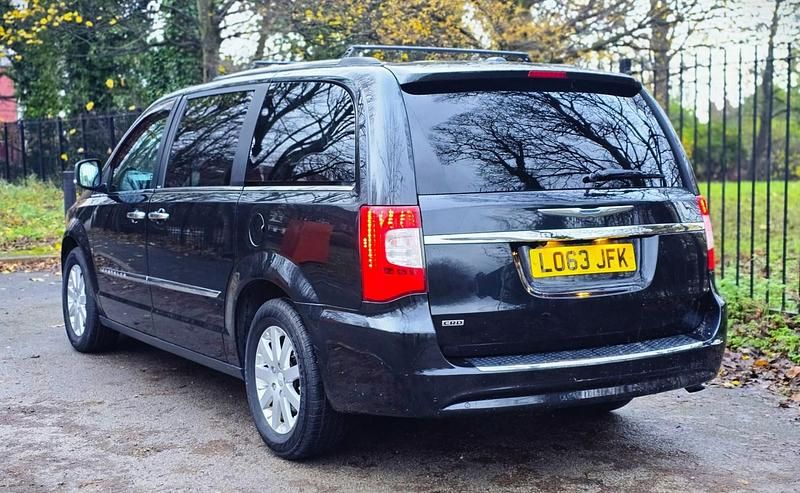 Used Chrysler Grand Voyager Limited 178 HP (130 kW) 2014 Black MPV