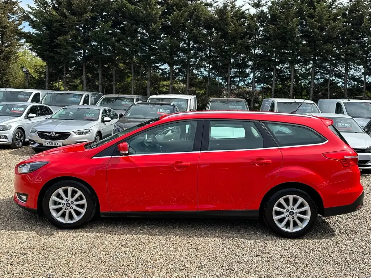 Used Ford Focus Titanium 125 HP (91 kW) 2015 Red Estate