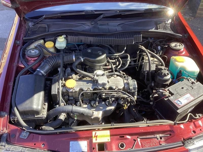 Used Vauxhall Cavalier Expression 90 HP (66 kW) 1995 Red Hatchback