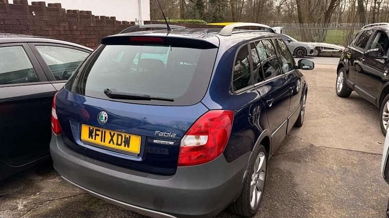 Used Skoda Fabia 105 HP (77 kW) 2011 Blue Estate