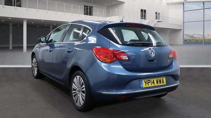 Used Vauxhall Astra Excite 115 HP (84 kW) 2014 Blue Hatchback