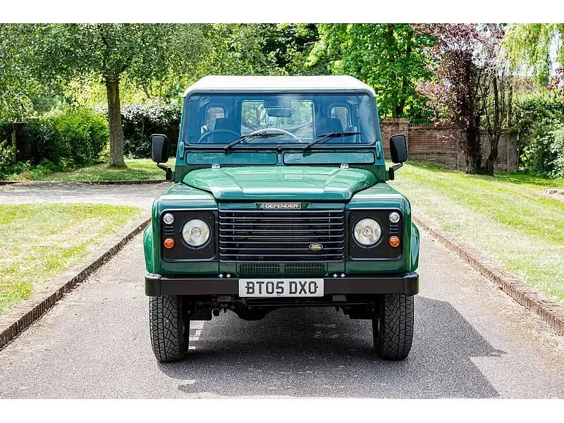Used Land Rover Defender 120 HP (88 kW) 2005 Green Estate