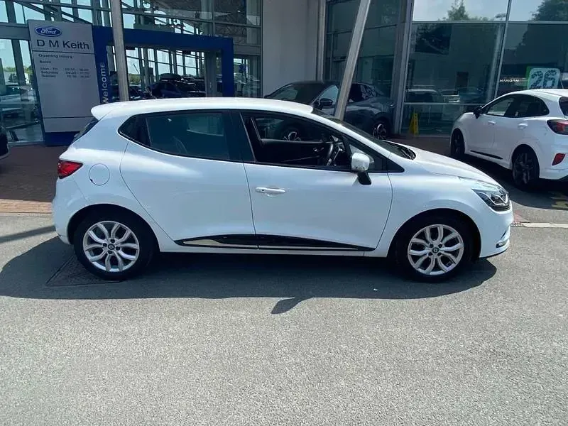 Used Renault Clio Dynamique 75 HP (55 kW) 2018 White Hatchback
