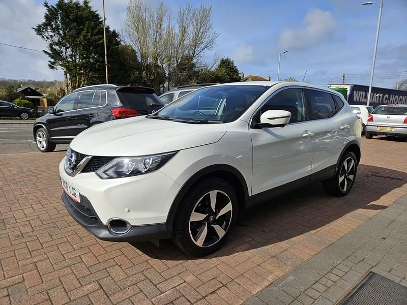 Used Nissan Qashqai N-Connecta 110 HP (80 kW) 2016 White SUV