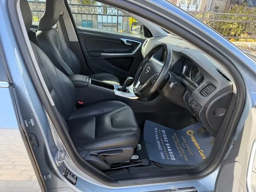 Used Volvo V60 SE 190 HP (139 kW) 2018 Blue Estate