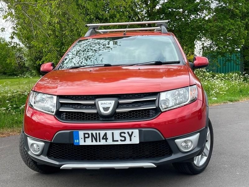Used Dacia Sandero Lauréate 90 HP (66 kW) 2014 Red Hatchback