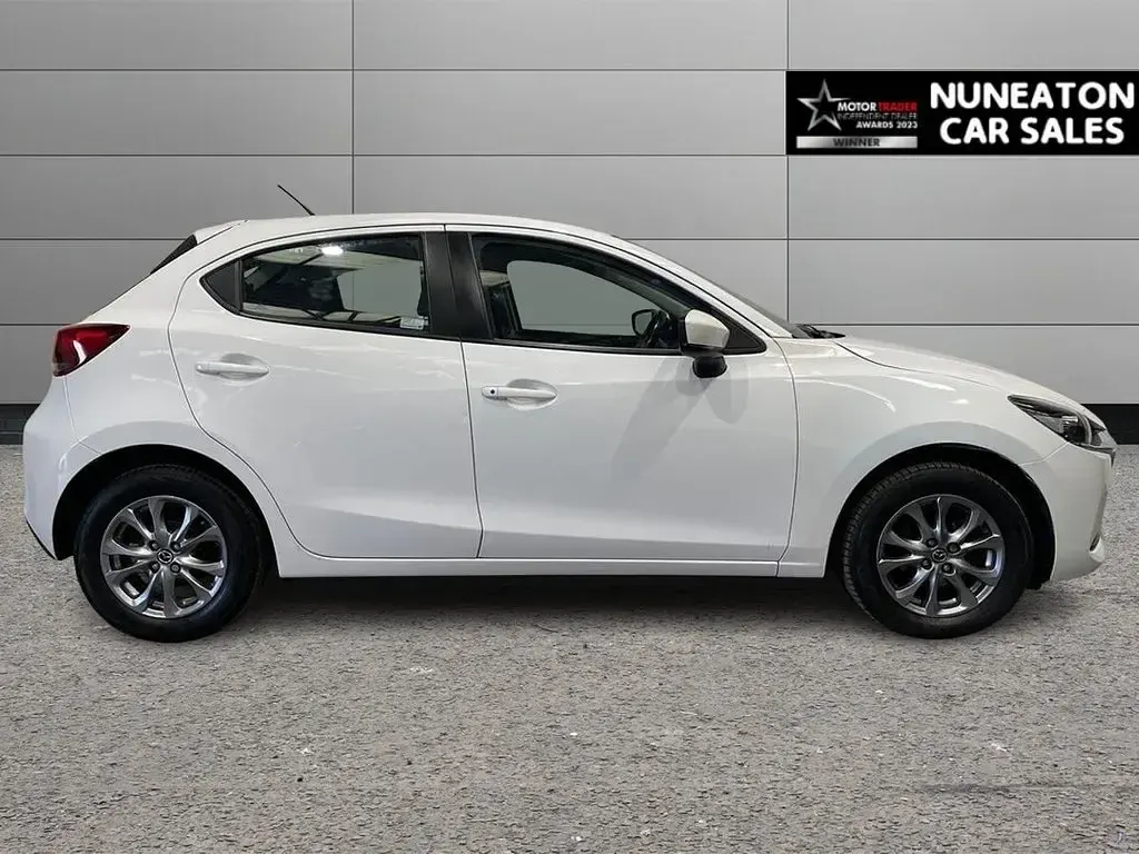 Used Mazda 2 75 HP (55 kW) 2023 White Hatchback