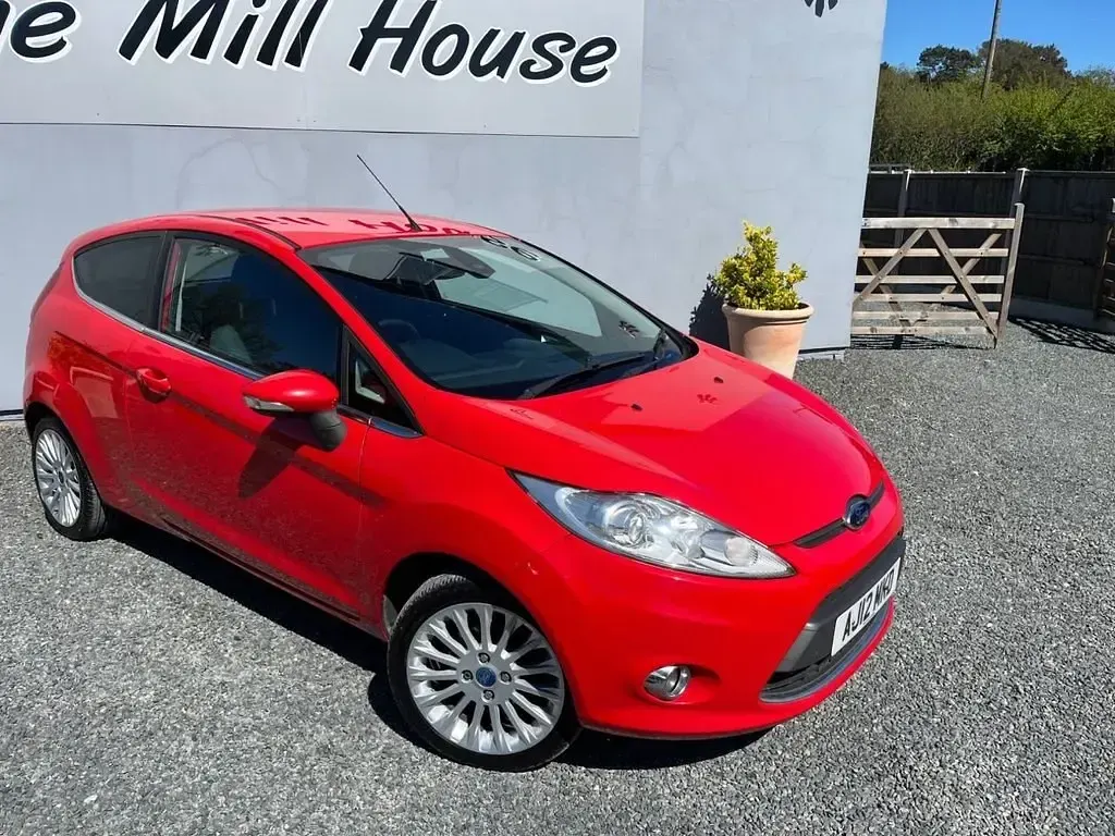 Usado Ford Fiesta Titanium 118 HP (86 kW) 2012 Vermelho Citadino