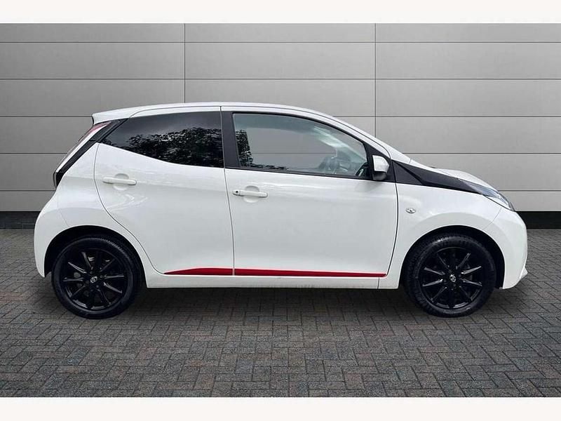Usado Toyota Aygo x-press 68 HP (50 kW) 2018 Branco Citadino