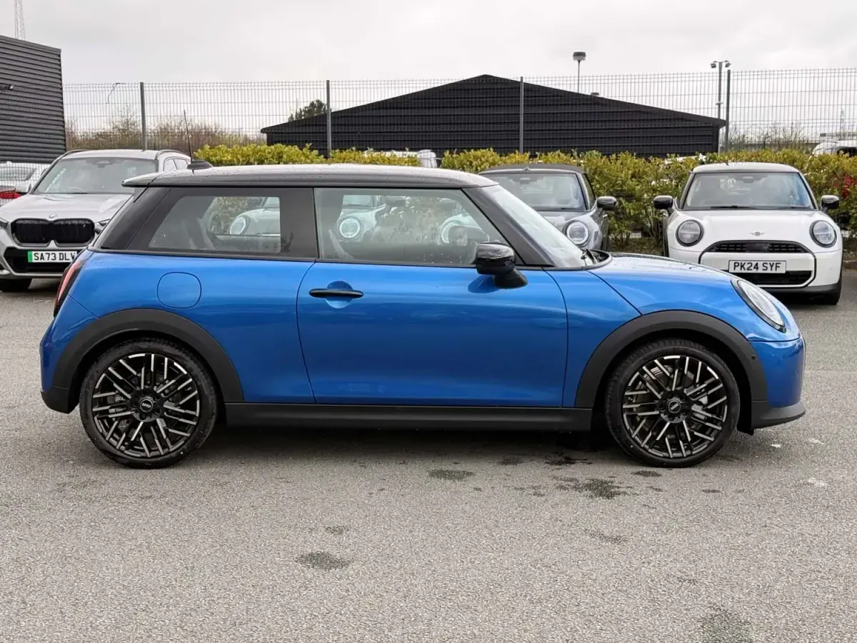 Ny Mini Cooper Exclusive 2026 Blå Halvkombi