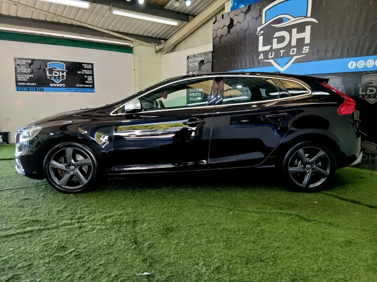 Used Volvo V40 R-Design 190 HP (139 kW) 2014 Black Hatchback