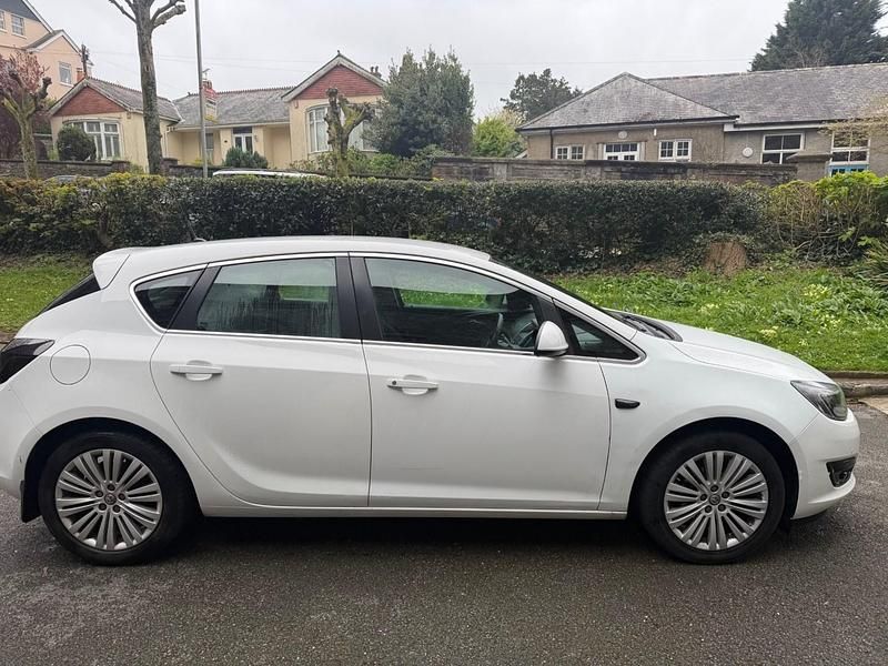 Used Vauxhall Astra Excite 100 HP (73 kW) 2015 White Hatchback
