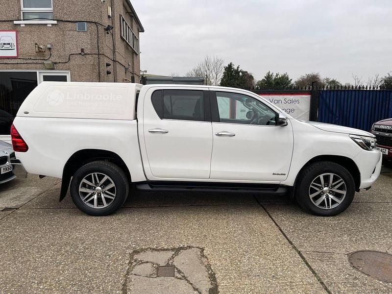 Used Toyota HiLux 150 HP (110 kW) 2018 White Pickup