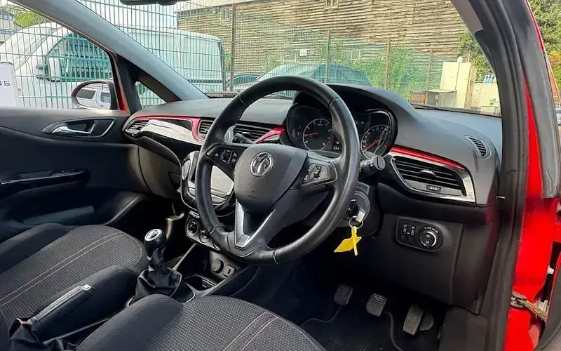 Used Vauxhall Corsa SRi 75 HP (55 kW) 2017 Red Hatchback