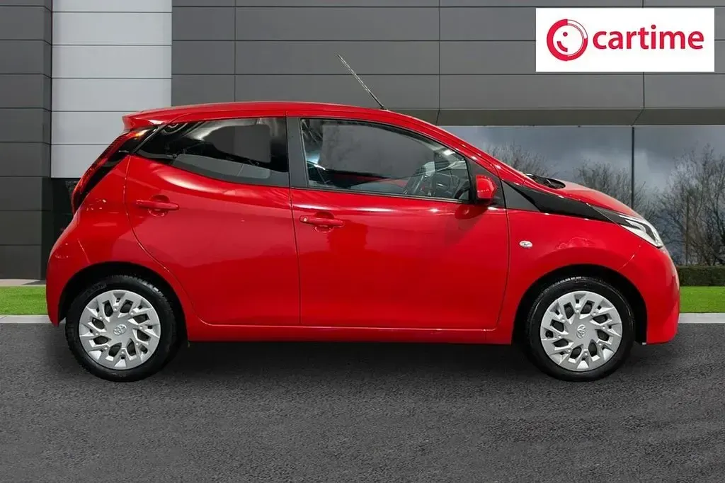 Używany Toyota Aygo X-play 71 KM (52 kW) 2019 Czerwony Hatchback