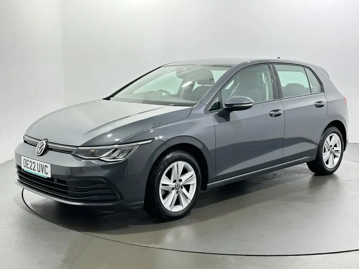 Usado VW Golf VIII Life 130 HP (95 kW) 2022 Cinzento Citadino