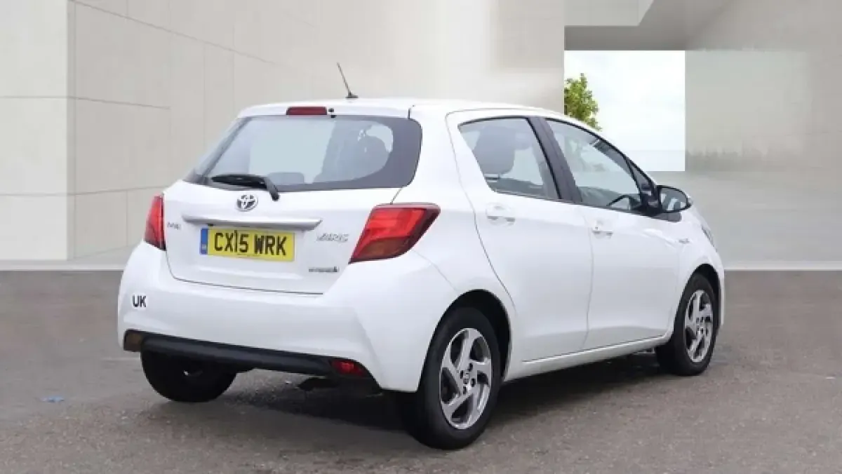 Used Toyota Yaris 101 HP (74 kW) 2015 White Hatchback