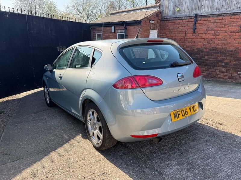 Begagnad Seat Leon Reference 90 HK (66 kW) 2006 Grå Halvkombi