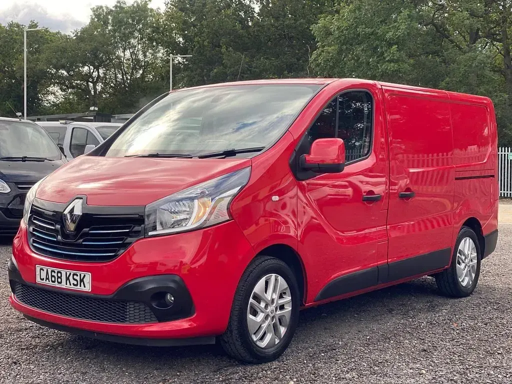 Used Renault Trafic 2018 Red MPV