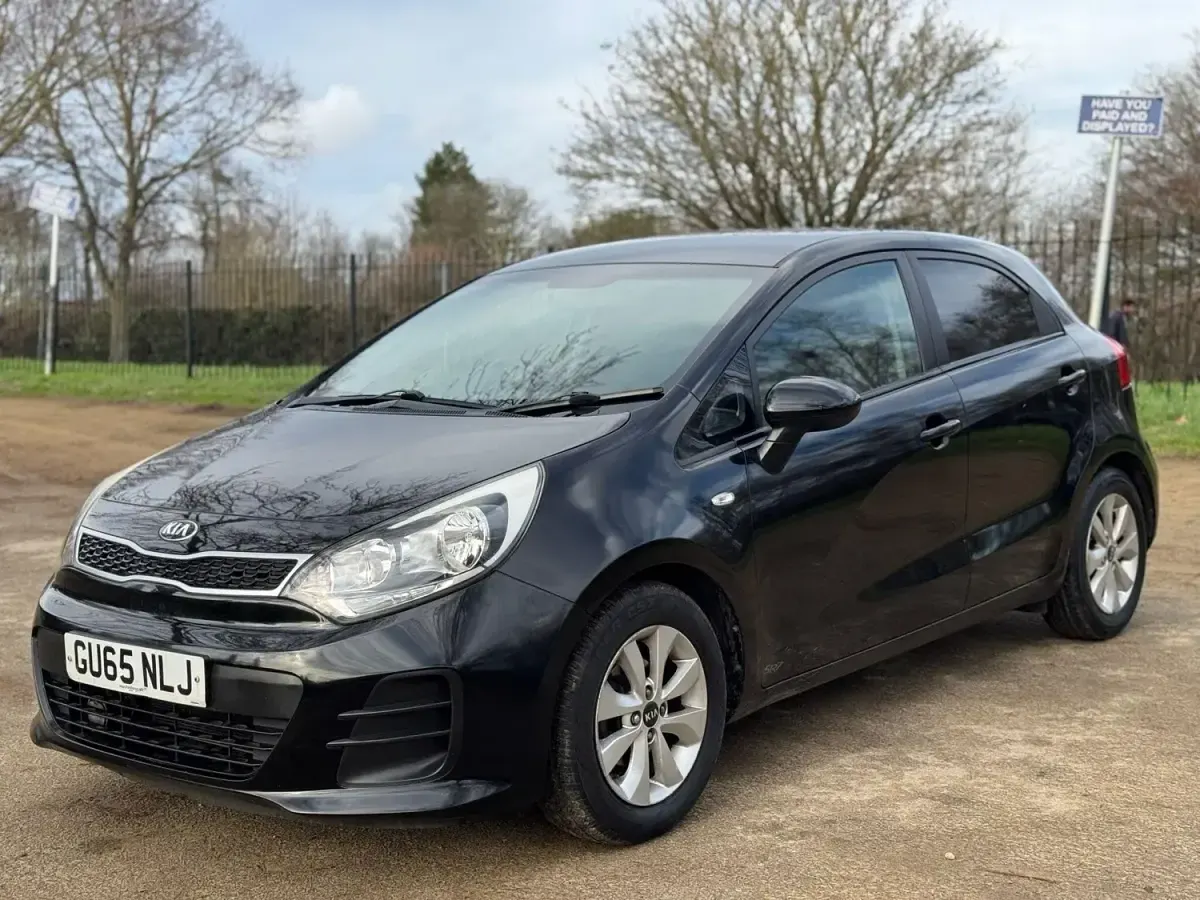 Begagnad Kia Rio 2015 Svart Halvkombi