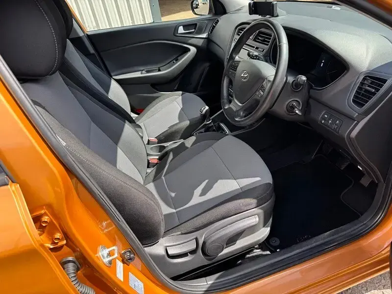 Used Hyundai i20 Premium 100 HP (73 kW) 2015 Orange Hatchback