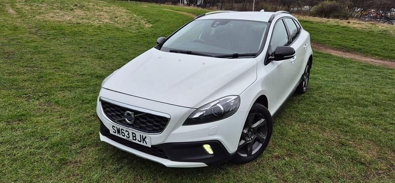 Used Volvo V40 2013 White Hatchback
