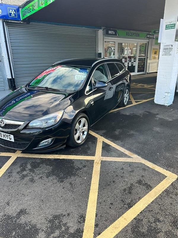 Black Used 2011 Vauxhall Astra SRi Estate | £1,895 (Fair price) - Image 1/4