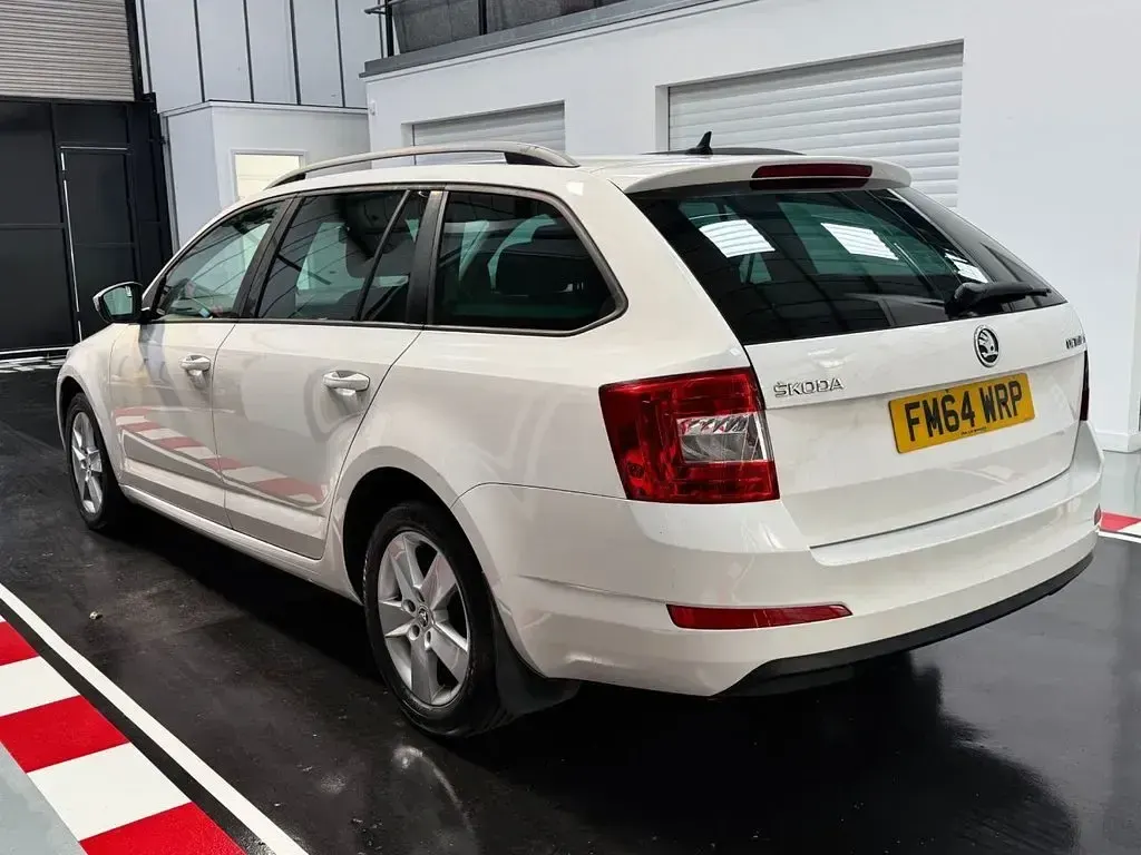Used Skoda Octavia Business Line 105 HP (77 kW) 2015 White Estate