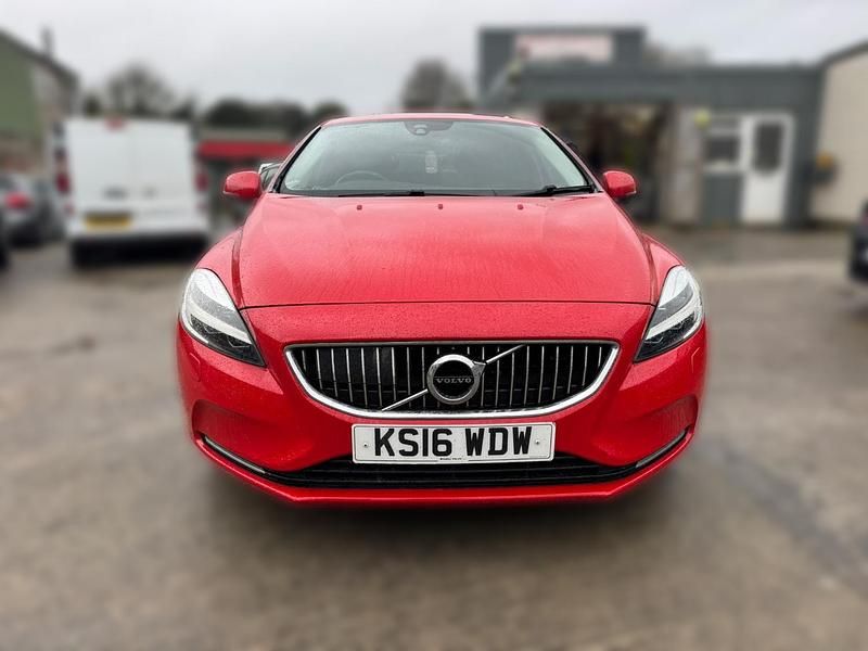 Used Volvo V40 Inscription 120 HP (88 kW) 2016 Red Hatchback