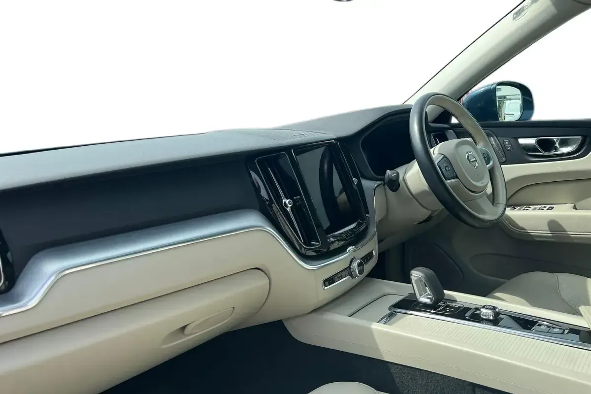 Used Volvo XC60 Momentum 197 HP (144 kW) 2022 Denim blue SUV