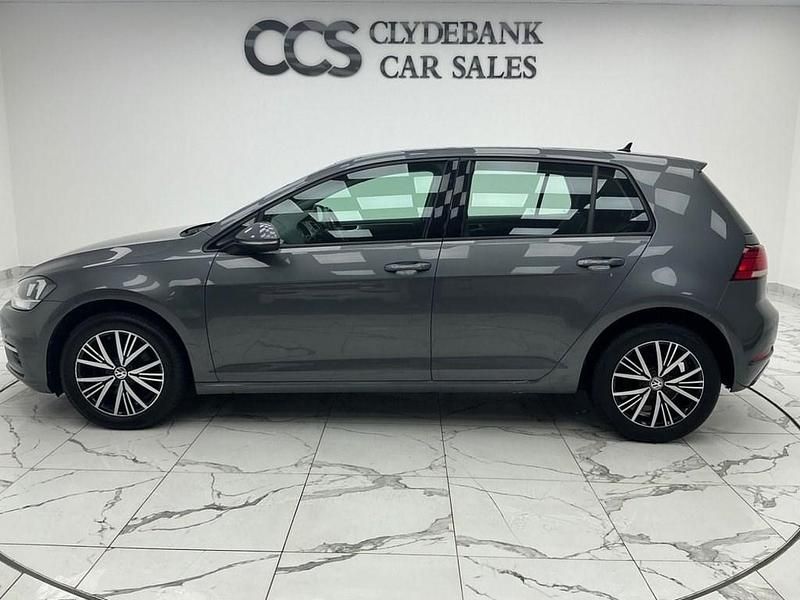Usado VW Golf VII SE 115 HP (84 kW) 2018 Cinzento Citadino