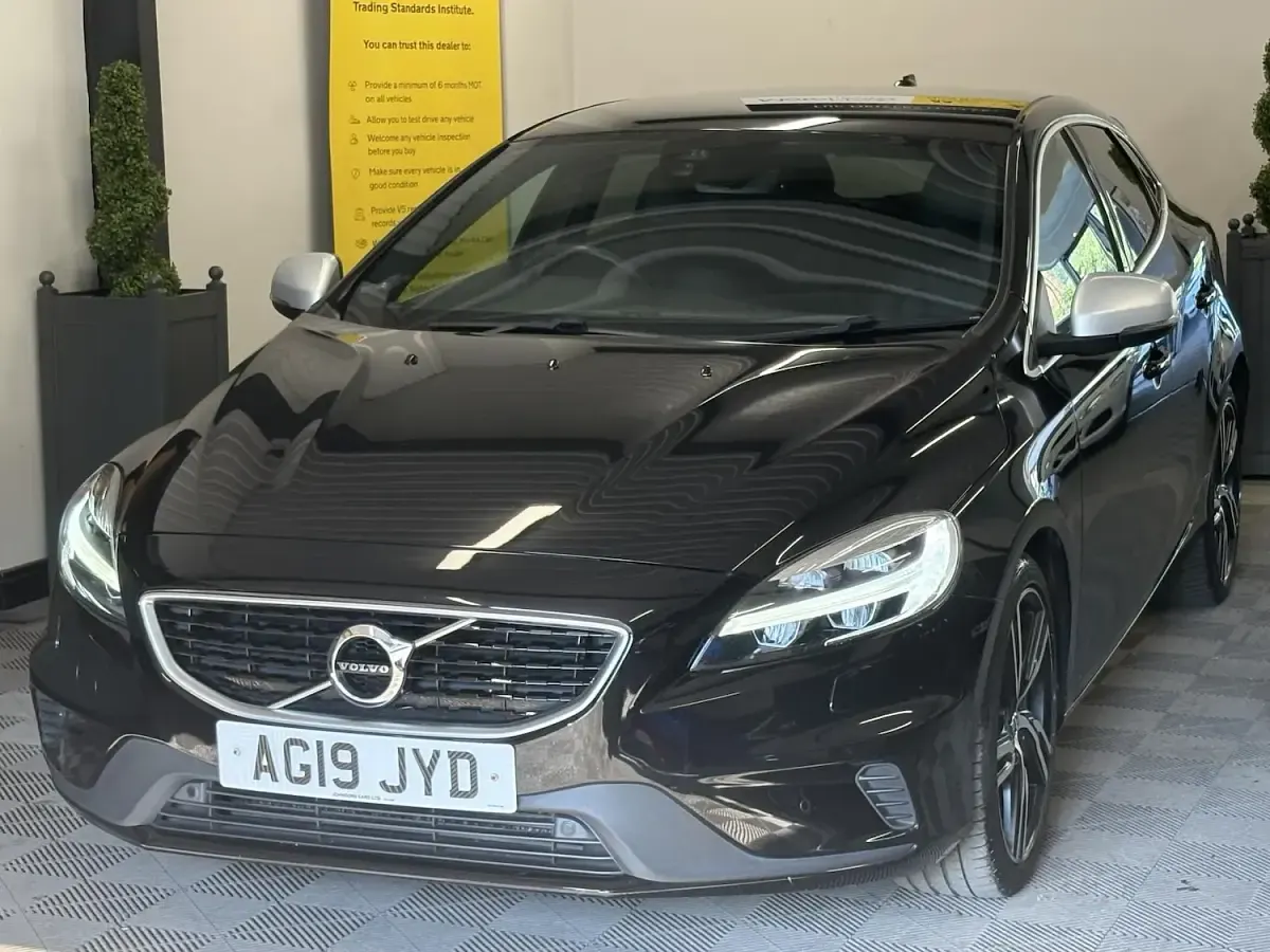 Used Volvo V40 R-Design 152 HP (111 kW) 2019 Black Hatchback