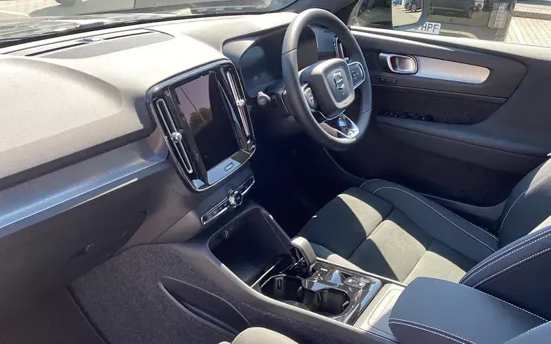 New Volvo XC40 Plus 163 HP (119 kW) 2027 Green SUV