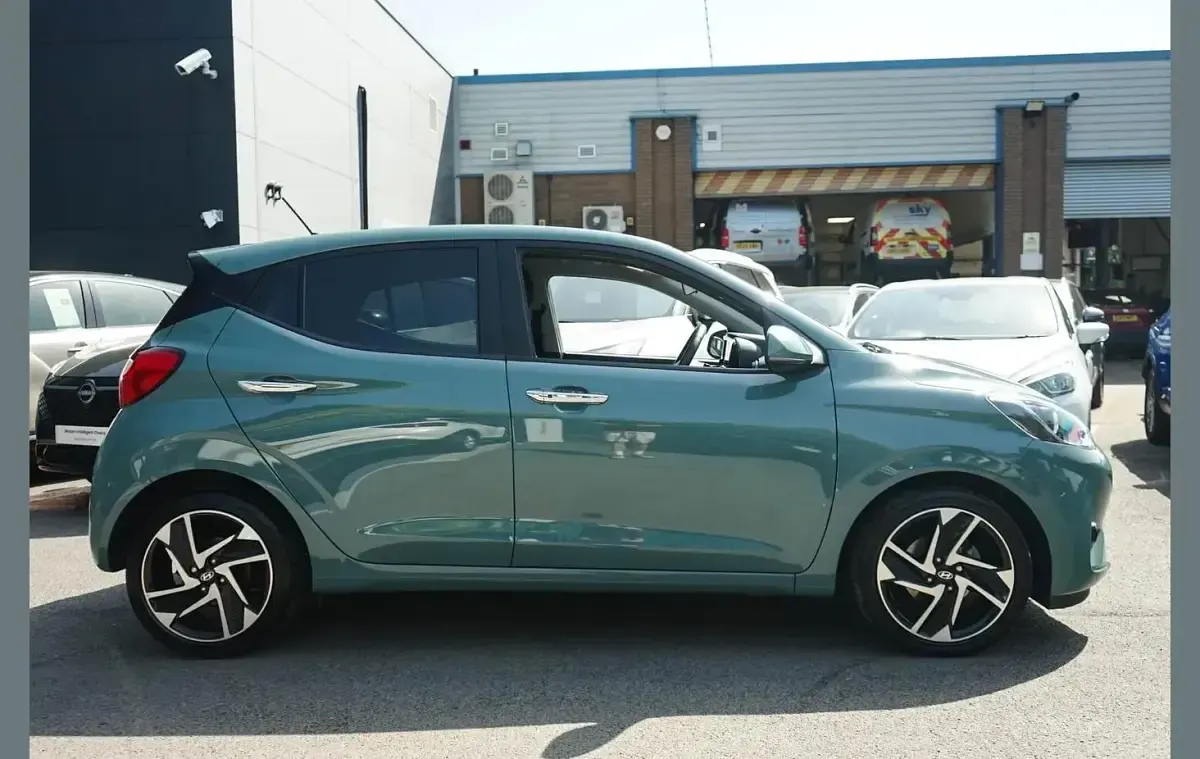 Used Hyundai i10 Premium 65 HP (47 kW) 2024 Green Hatchback