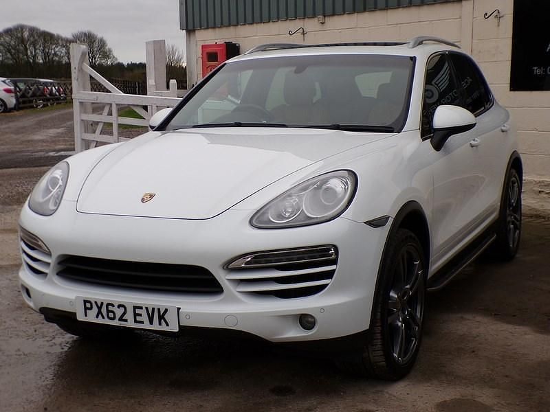 Used Porsche Cayenne 245 HP (180 kW) 2012 White SUV