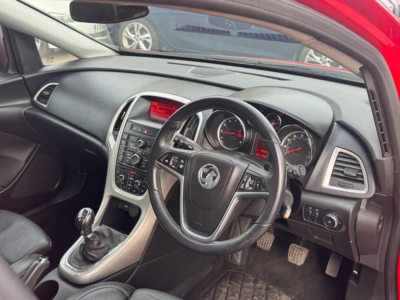 Used Vauxhall Astra Edition 140 HP (102 kW) 2014 Red Hatchback