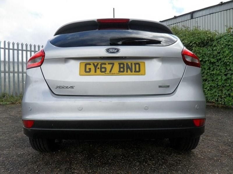 Used Ford Focus Zetec 125 HP (91 kW) 2017 Silver Hatchback