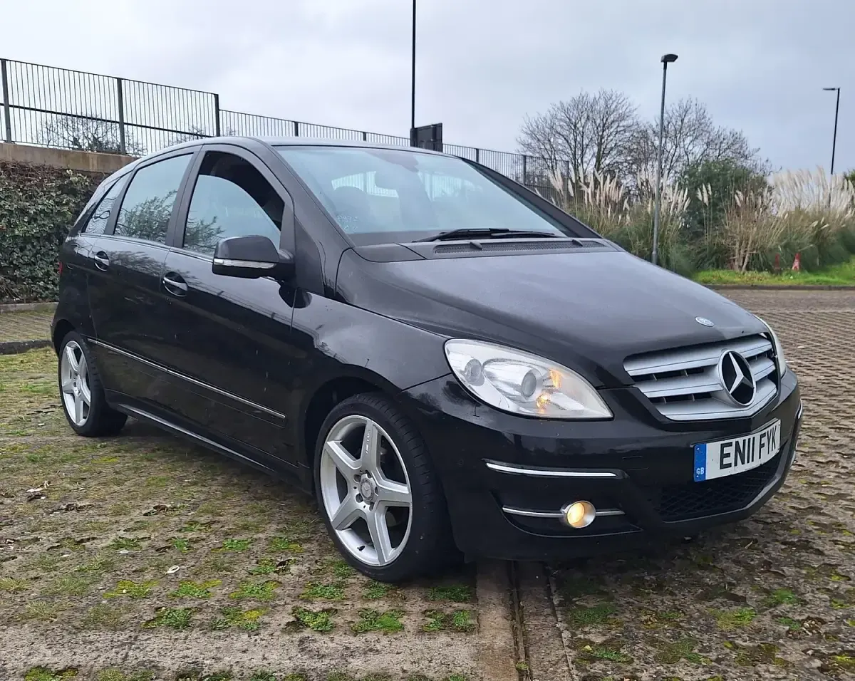 Used Mercedes B180 2011 Black Hatchback