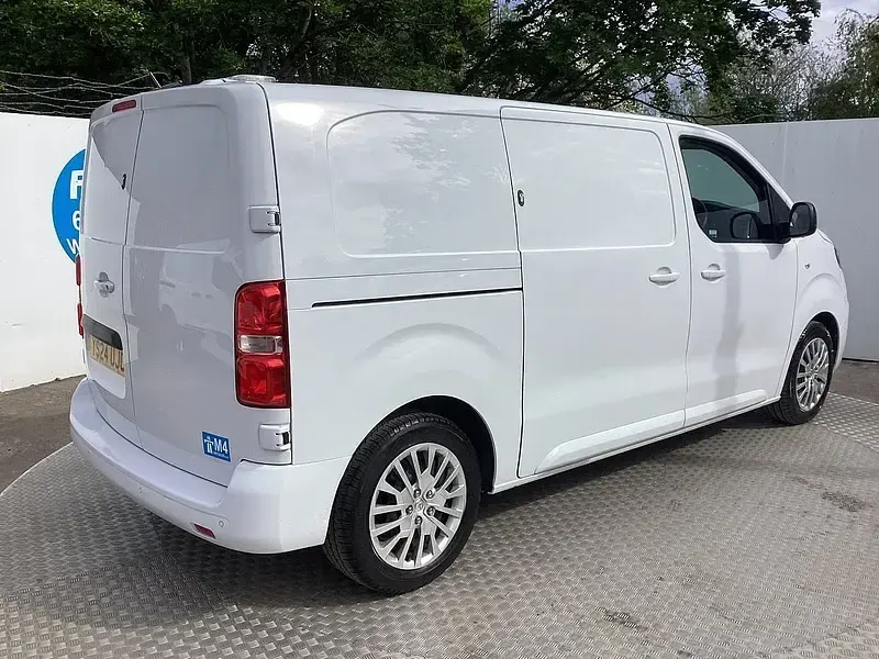 Used Vauxhall Vivaro 120 HP (88 kW) 2024 White MPV