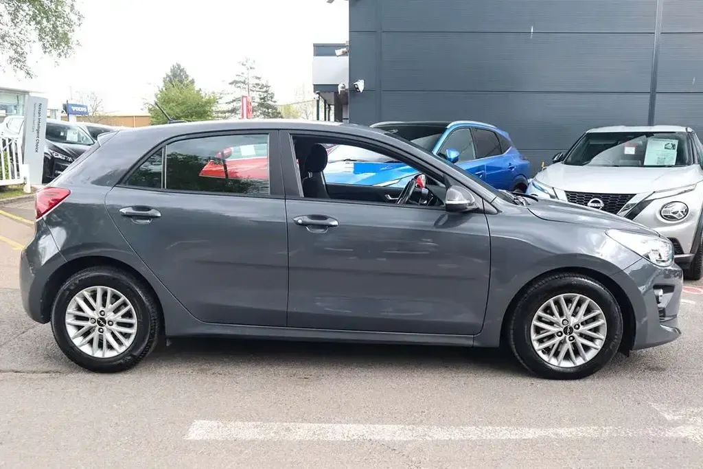Begagnad Kia Rio 101 HK (74 kW) 2023 Grå Halvkombi