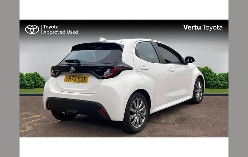 Used Toyota Yaris Hybrid 116 HP (85 kW) 2022 White Hatchback