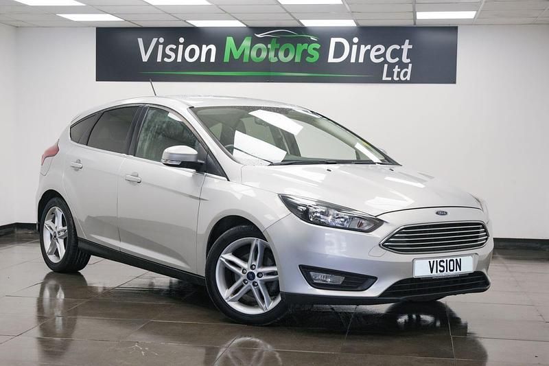 Used Ford Focus Zetec 125 HP (91 kW) 2017 Silver Hatchback