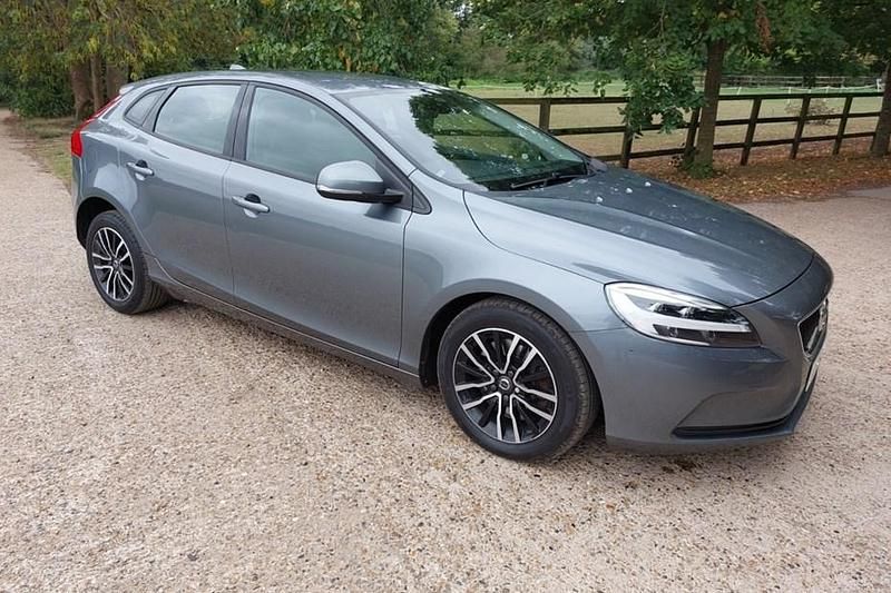 Used Volvo V40 Momentum 120 HP (88 kW) 2018 Grey Estate