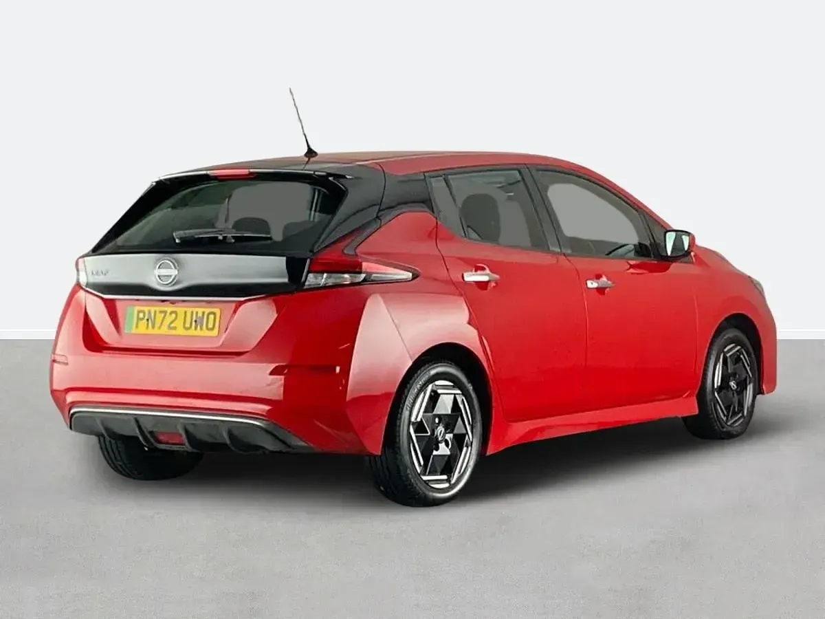 Begagnad Nissan Leaf Acenta 110 kW (150 HK) 2022 Röd Halvkombi